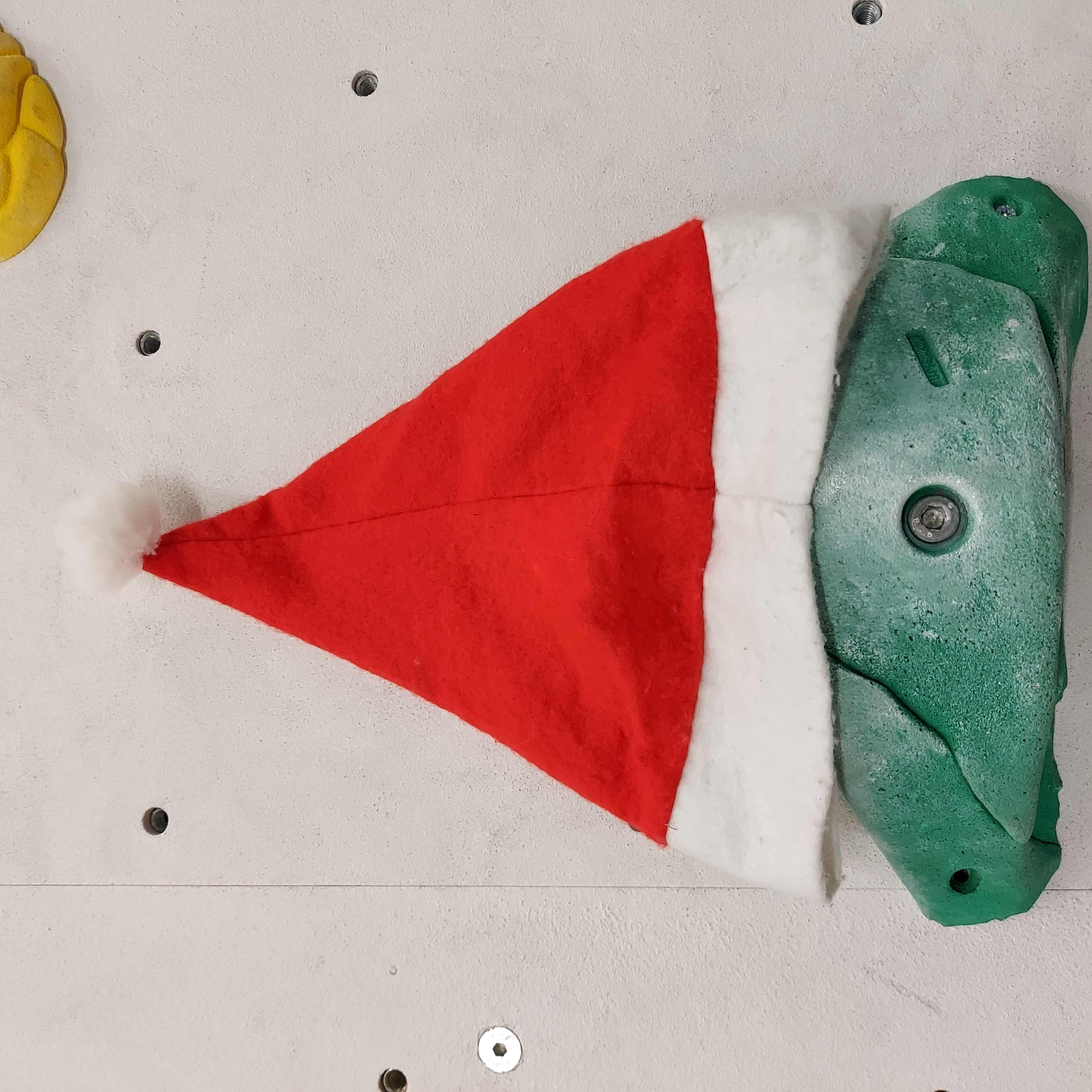 Weihnachtsmütze auf einem Klettergriff