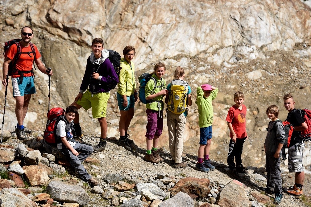 Jugendgruppe beim Wandern